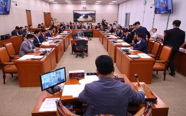 지난달 26일 국회에서 열린 농림축산식품해양수산위원회 전체회의에서 어기구 위원장이 의사봉을 두드리고 있다 사진연합뉴스