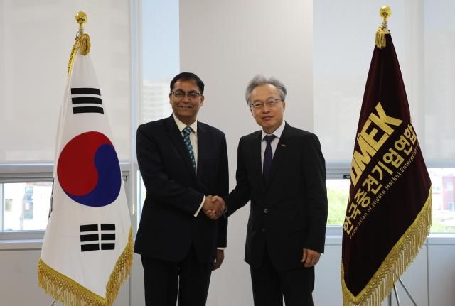 기념 촬영을 하는 최진식 한국중견기업연합회 회장과 아밋 쿠마르 주한인도대사왼쪽 사진한국중견기업연합회 