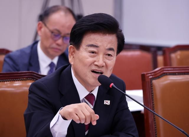 정동영 통일부 장관 후보자가 14일 국회 외교통일위원회에서 열린 인사청문회에 출석해 의원의 질의에 답변하고 있다 사진연합뉴스