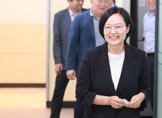 한성숙 중소벤처기업부 장관 후보자가 지난달 24일 오후 서울 여의도 중소기업기술정보진흥원 출근길에서 취재진들의 질의에 답변하고 있다 사진중소벤처기업부