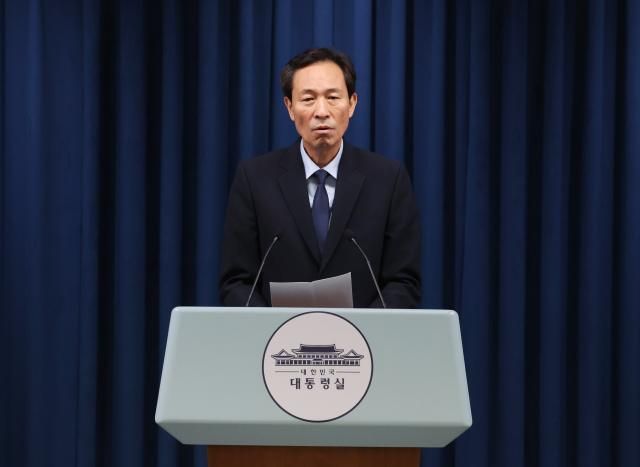 우상호 정무수석이 1일 용산 대통령실에서 이재명 대통령과 비교섭단체 5당 대표의 오찬 예정 관련 브리핑을 하고 있다사진연합뉴스