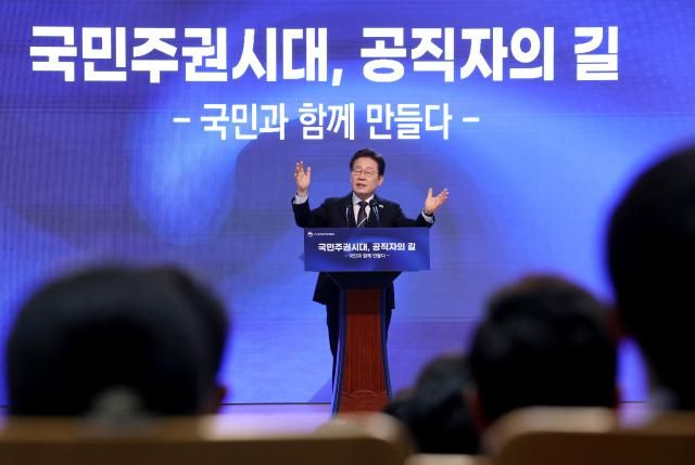 이재명 대통령이 14일 충북 진천 국가공무원인재개발원에서 70기 5급 신임관리자과정 교육생들에게 국민주권시대 공직자의 길을 주제로 특강을 하고 있다사진연합뉴스