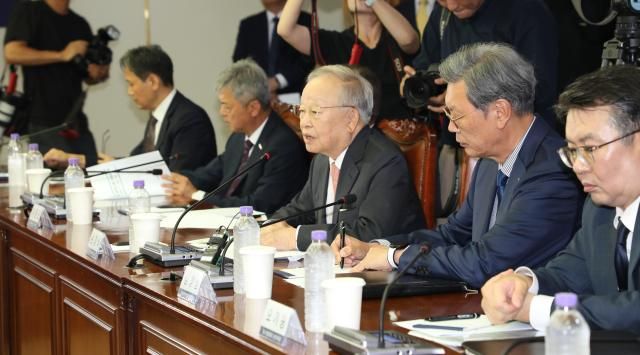 손경식 경총 회장이 14일 오후 서울 마포구 경총회관에서 더불어민주당 국회 환경노동위원들과 노동정책 간담회에서 발언하고 있다 사진경총