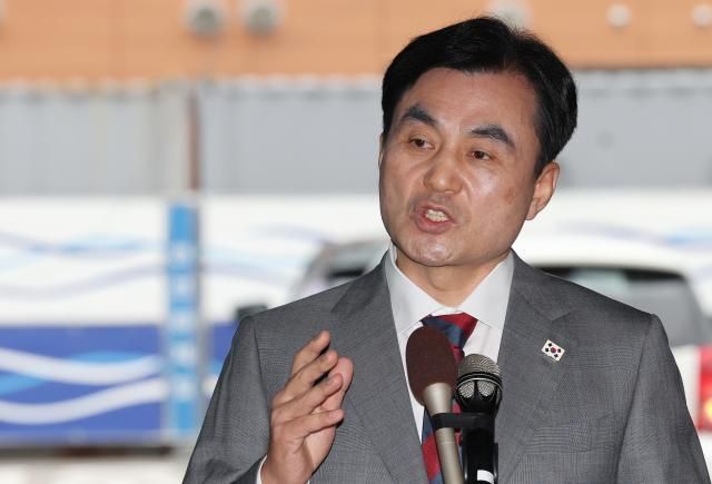 안규백 국방부 장관 후보자가 지난 6월 27일 서울 용산구 육군회관에 마련된 인사청문회 준비사무실로 들어서며 취재진의 질문에 답하고 있다 사진연합뉴스