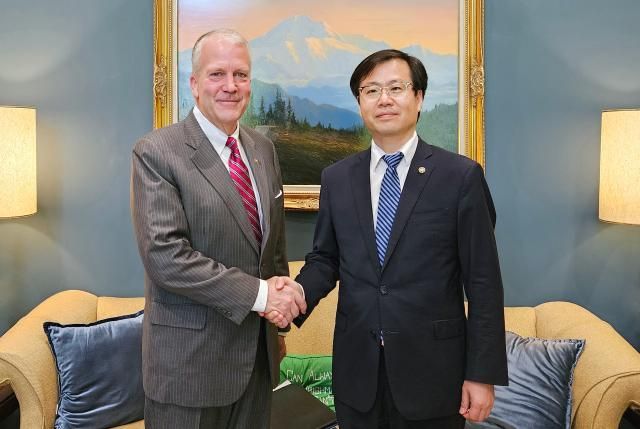 여한구 산업통상자원부 통상교섭본부장이 8일현지시간 미국 워싱턴 DC에서 댄 설리번 상원의원공화 알래스카 집무실에서 면담 기념 촬영하고 있다 