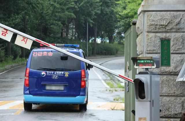 조은석 내란 특검팀이 소환에 불응한 윤석열 전 대통령에 대해 강제구인 절차에 들어간 가운데 14일 윤 전 대통령이 수감된 서울구치소로 법무부 호송차량이 들어가고 있다 사진연합뉴스