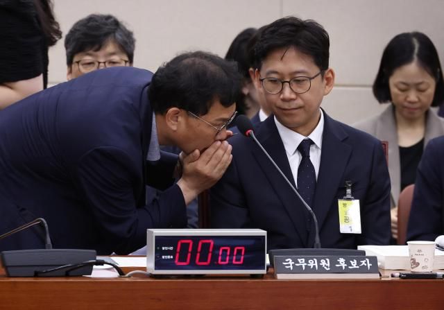 14일 서울 여의도 국회 과학기술정보방송통신위원회 전체 회의에서 열린 인사청문회에서 여야의원들이 퇴장한 가운데 배경훈 과학기술정보통신부 장관 후보자가 대기하며 관계자와 대화하고 있다 사진연합뉴스