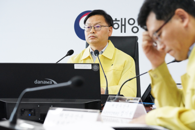 김성범 해양수산부 차관이 15일 정부세종청사에서 고수온 피해 예방을 위한 긴급 상황점검 회의를 주재하고 있다 사진해양수산부