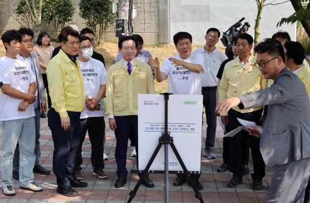 국정기획위원회 찾아가는 모두의 소통버스 호남권 방문 첫날인 8일 전남 목포시 석현동에서 국정기획위 박규섭 국장 등이 소하천 침수 예방정비 현장을 찾아 시청 관계자의 설명을 듣고 있다사진연합뉴스