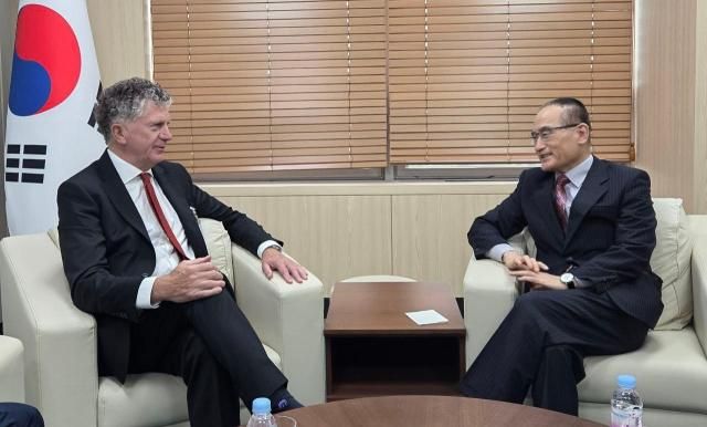 위성락 국가안보실장오른쪽이 15일 방한중인 조서넌 파월 영국 국가안보보좌관과 면담을 하고 있다사진대통령실