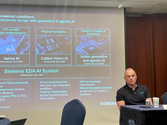 마이크 엘로우 지멘스EDA CEO가 15일 서울 잠실롯데호텔에서 열린 ‘지멘스 EDA 포럼’ 기자간담회에서 설명하고 있다 사진이효정 기자 