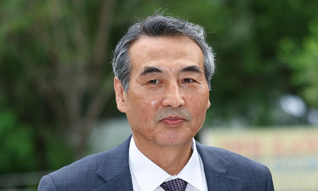 김건희 여사와 관련한 각종 의혹 사건을 수사하는 민중기 특별검사가 지난 2일 서울 종로구 KT광화문빌딩에 있는 사무실로 출근하는 모습 사진연합뉴스