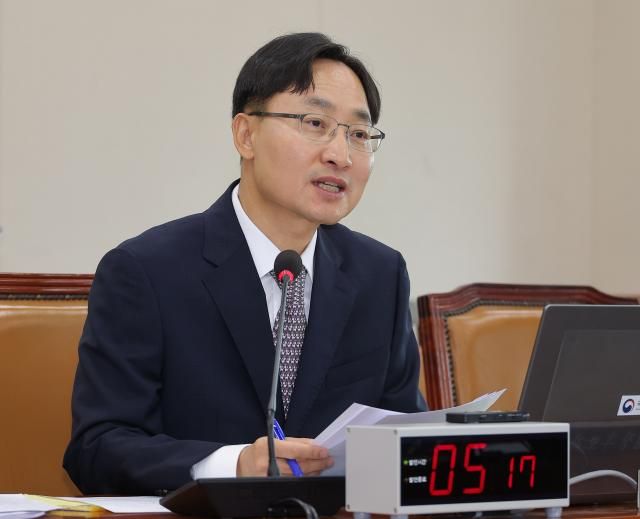 임광현 국세청장 후보자가 15일 서울 여의도 국회 기획재정위원회에서 열린 인사청문회에서 의원 질의에 답변하고 있다 사진연합뉴스