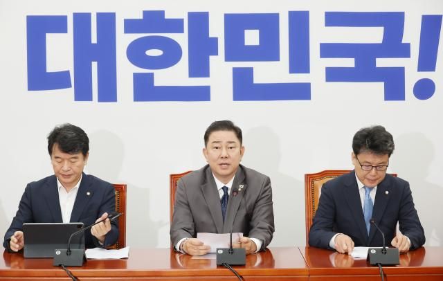 진성준 더불어민주당 정책위의장오른쪽이 15일 서울 여의도 국회에서 열린 더불어민주당 원내대책회의에서 발언하고 있다 가운데는 김병기 당대표 직무대행 겸 원내대표 사진연합뉴스