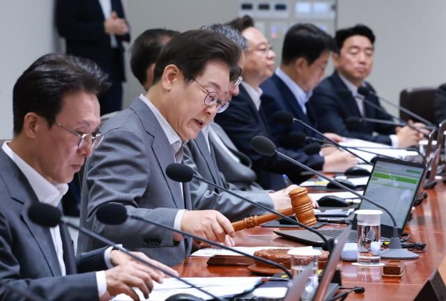 이재명 대통령이 15일 서울 용산 대통령실 청사에서 열린 국무회의에서 의사봉을 두드리며 개회 선언을 하고 있다 사진연합뉴스