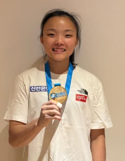 노스페이스 애슬리트팀 서채현 선수가 샤모니 스포츠클라이밍 월드컵 금메달을 들어보이며 환하게 웃고 있다 사진영원아웃도어