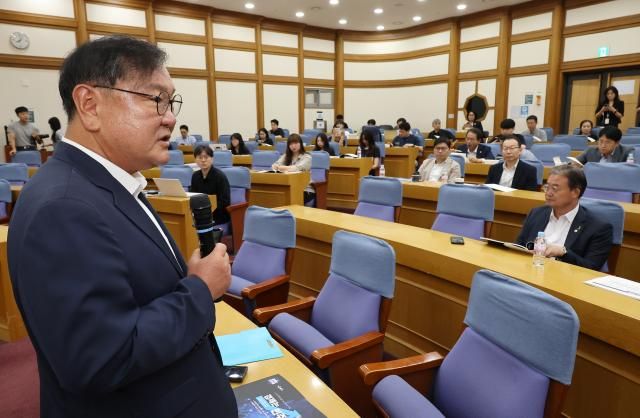 15일 서울 여의도 국회 의원회관에서 열린 경제는 민주당 코스피 5000시대 실현을 위해 민주당이 할 일 주식편에서 김태년 더불어민주당 의원이 발언하고 있다 사진연합뉴스