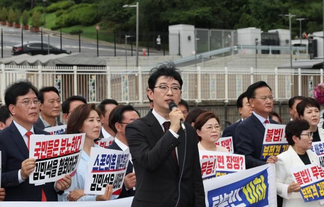 주진우 국민의힘 의원이 1일 서울 용산 대통령실 앞에서 열린 현장 의원총회에서 발언하고 있다 사진연합뉴스