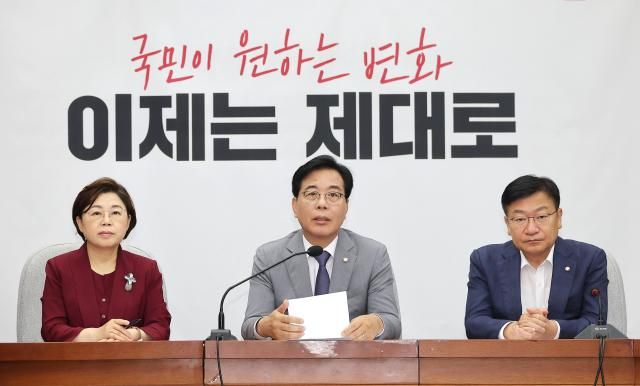 송언석 국민의힘 비상대책위원장 겸 원내대표가 15일 국회에서 열린 원내대책회의에서 발언하고 있다 사진연합뉴스