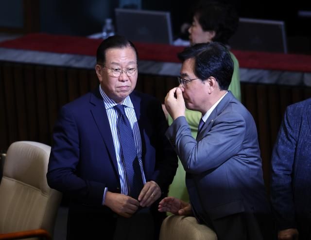 국민의힘 송언석 비상대책위원장 겸 원내대표오른쪽가 10일 국회 본회의에서 권영세 의원과 대화하고 있다사진연합뉴스