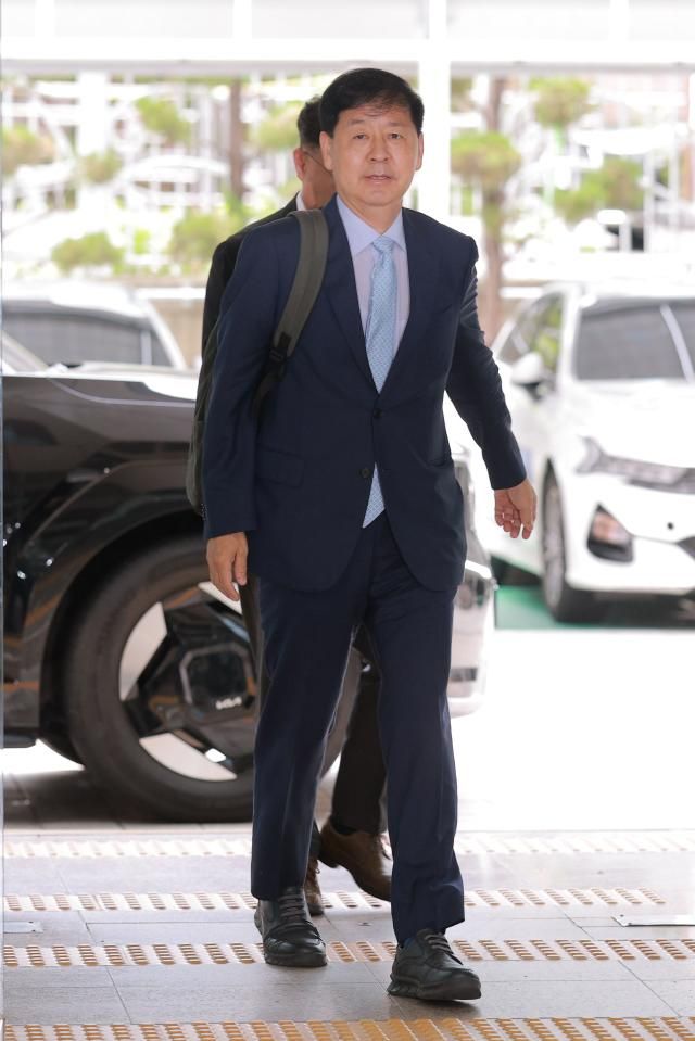 구윤철 경제부총리 겸 기획재정부 장관 후보자가 지난 6월 30일 오전 서울 중구 예금보험공사에 마련된 인사청문회 준비사무실로 들어서고 있다 20250630사진유대길 기자 dbeorlf123ajunewscom