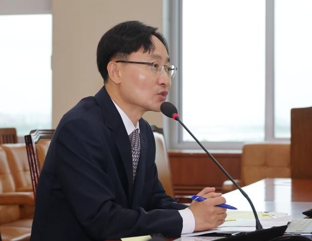 임광현 국세청장 후보자가 15일 서울 여의도 국회 기획재정위원회에서 열린 인사청문회에서 의원 질의에 답변하고 있다 사진연합뉴스 