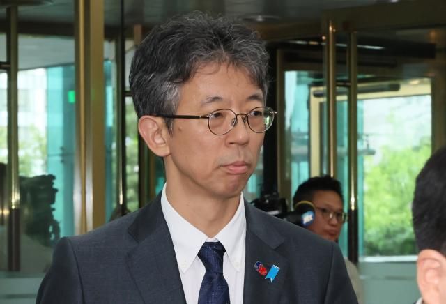 일본 정부가 독도 영유권 주장을 담은 방위백서를 채택한 15일 이세키 요시야스 주한일본대사관 총괄공사 대리가 서울 종로구 외교부 청사로 초치되고 있다 사진연합뉴스