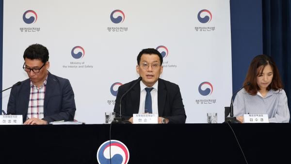 한순기&nbsp;행정안전부&nbsp;지방재정경제실장이 15일 오전 정부세종청사 중앙동 브리핑실에서 민생회복 소비쿠폰에 대한 주요정책을 출입기자 대상으로 설명하고 있다 사진행정안전부