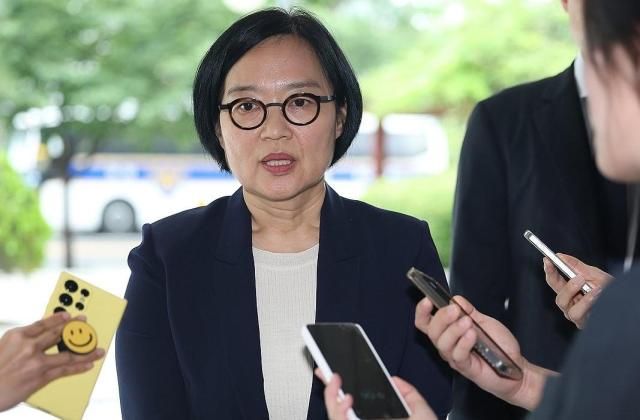 한성숙 중소벤처기업부 장관 후보자가 지난달 26일 서울 영등포구 중소기업기술정보진흥원 수도권평가실에 마련된 인사청문회 준비 사무실로 출근하며 취재진 질문에 답하고 있다 사진연합뉴스 