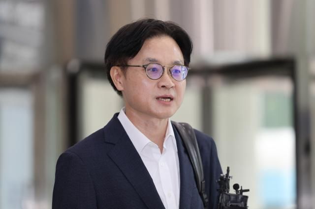 산업통상자원부 장관 후보자로 지명된 김정관 두산에너빌리티 사장이 지난 6월 30일 서울 강남구 한국기술센터에 마련된 인사청문회 준비사무실로 첫 출근을 하며 취재진의 질문에 답하고 있다 사진연합뉴스