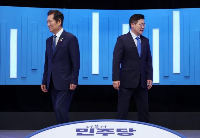 더불어민주당 정청래왼쪽·박찬대 당대표 후보가 16일 서울 양천구 목동 SBS에서 TV토론회에 앞서 기념촬영을 한 뒤 자리로 돌아가고 있다 사진연합뉴스