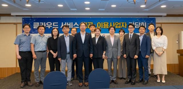 최장혁 개인정보위 부위원장앞줄 왼쪽에서 5번째이 7월 16일 오후 서울 중구 한국프레스센터에서 개최된 클라우드 서비스 제공·이용사업자 간담회에서 기념촬영을 하고 있다 사진개인정보보호위원회 