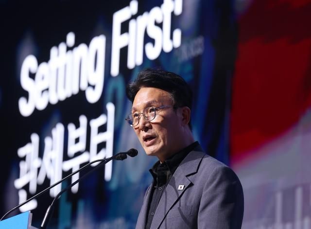 김민석 국무총리가 16일 경북 경주시 라한셀렉트 호텔에서 열린 제48회 대한상공회의소 하계포럼에 참석해 기조연설을 하고 있다 사진연합뉴스