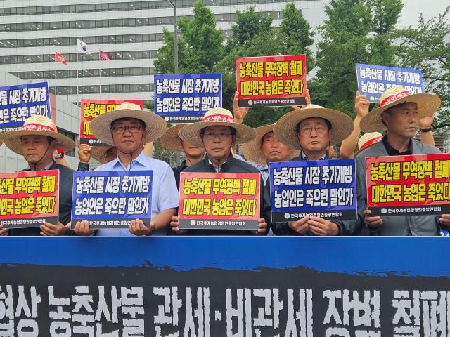  한국후계농업경영인중앙연합회한농연는 16일 용산 대통령실 앞에서 기자회견을 열어 통상당국이 미국과 관세 협상에서 미국산 농축산물 추가 개방에 나서면 단체 행동을 하겠다고 밝혔다 