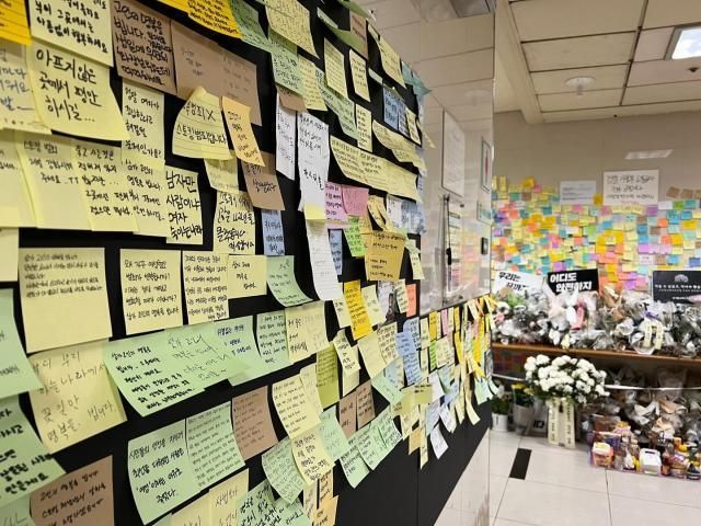 신당역 스토킹 살인 사건이 발생한 후 사건 발생 현장인 신당역 여자 화장실 앞에 피해자를 추모하는 공간이 마련됐다 사진아주경제DB