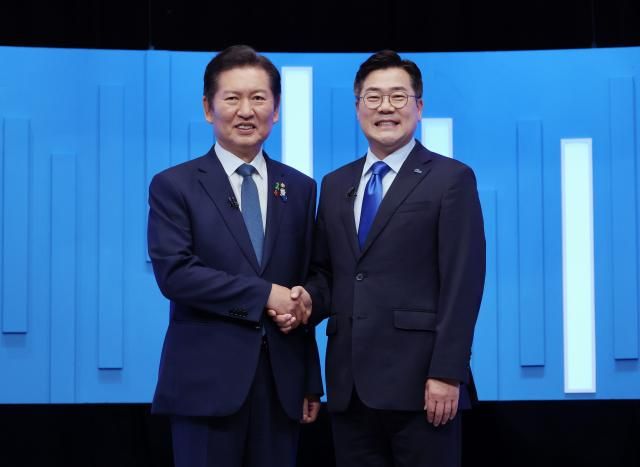 정청래왼쪽·박찬대 더불어민주당 당대표 후보가 16일 서울 양천구 목동 SBS에서 TV토론회에 앞서 기념촬영을 하고 있다 사진연합뉴스