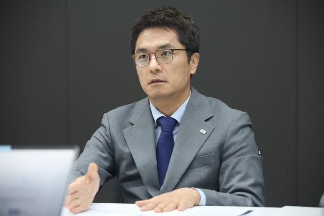 16일 최진영 미래에셋자산운용 채권운용1본부장상무이 아주경제와의 인터뷰 질문에 답하고 있다 사진미래에셋자산운용