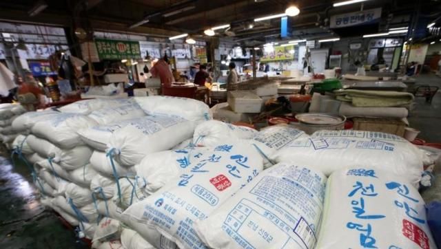 2023년 6월 5일 광주 서구 양동시장 상점에 도소매하는 천일염이 쌓여 있다 사진연합뉴스