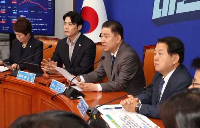 김병기 더불어민주당 당 대표 직무대행 겸 원내대표가운데가 16일 국회에서 열린 최고위원회의에서 발언하고 있다 사진연합뉴스