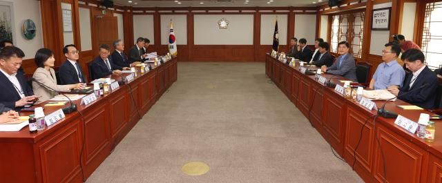 15일 경기 과천시 중앙선거관리위원회에서 국정기획위원회 정치행정분과-중앙선관위 업무간담회가 진행되고 있다사진연합뉴스