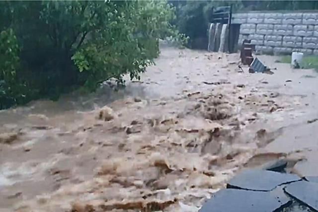 17일 충남 당진시 면천면의 하천이 범람하고 있다 사진연합뉴스