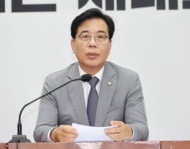 송언석 국민의힘 비상대책위원장 겸 원내대표가 15일 국회에서 열린 원내대책회의에서 발언하고 있다 사진연합뉴스