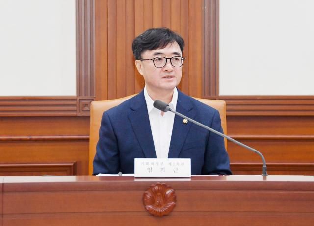 임기근 기획재정부 2차관이 16일 오전 서울 종로구 정부서울청사에서 열린 지출 구조조정 관련 관계부처 회의를 주재하고 있다 사진기획재정부