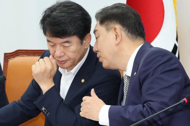 김병기 더불어민주당 당대표 직무대행 겸 원내대표가 17일 서울 여의도 국회에서 열린 정책조정회의에서 문진석 원내수석부대표와 대화하고 있다 사진연합뉴스