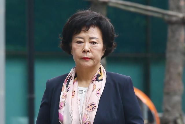 신영자 롯데장학재단 이사장74이 1일 오전 서울 서초구 서울중앙지방검찰청에 피의자 신분으로 출석하고 있다사진유대길 기자 dbeorlf123