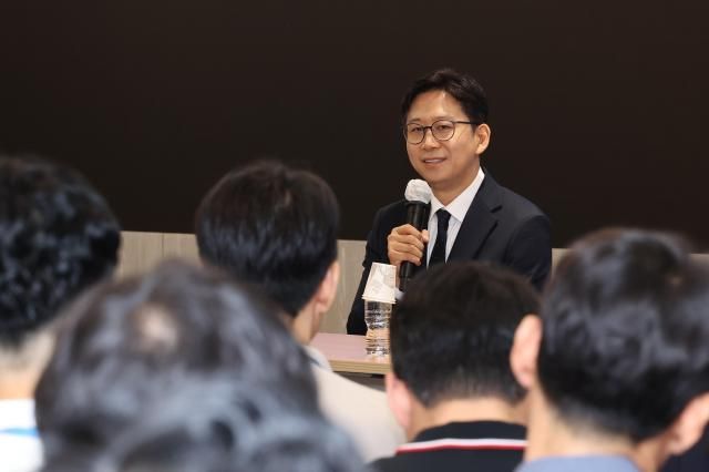 배경훈 과학기술정보통신부 장관이 17일 정부세종청사 과기정통부 대강당에서 열린 취임식에서 직원들의 질문에 답하고 있다 사진연합뉴스