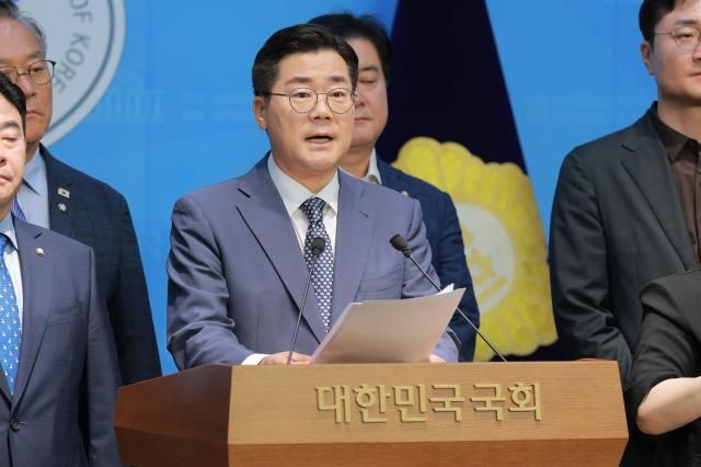 박찬대 더불어민주당 대표 후보가 15일 오전 서울 여의도 국회 소통관에서 기자회견을 열고 국회의원 국민소환제 도입 등을 골자로 한 정치·정당개혁 10대 공약을 발표하고 있다 20250715사진유대길 기자 dbeorlf123ajunewscom