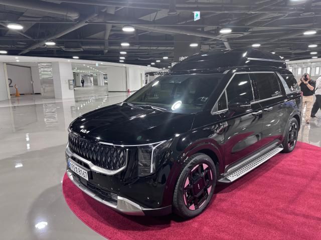 충청남도 천안에 위치한 SK렌터카 오토옥션에 이재명 대통령이 탔던 카니발 차량이 전시돼 있다 사진이성진 기자