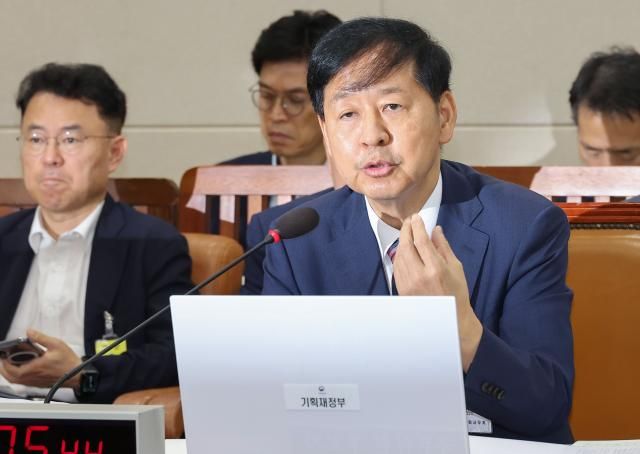 구윤철 기획재정부 장관 후보자가 17일 서울 여의도 국회 기획재정위원회에서 열린 인사청문회에서 의원 질의에 답변하고 있다 사진연합뉴스