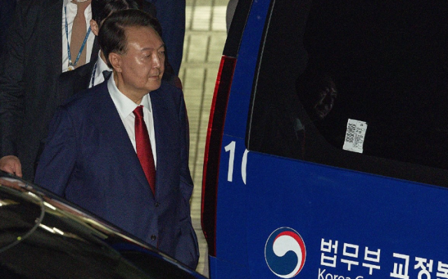 윤석열 전 대통령이 지난 9일 서울 서초구 서울중앙지법에서 열린 구속 전 피의자 심문영장실질심사이 끝난 뒤 법원을 떠나는 모습 사진연합뉴스